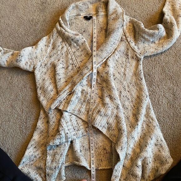 H&M cable knit cream colored sweater, small - Picture 9 of 9